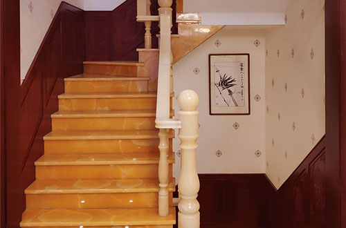 美姑中式别墅室内汉白玉石楼梯的定制安装装饰效果